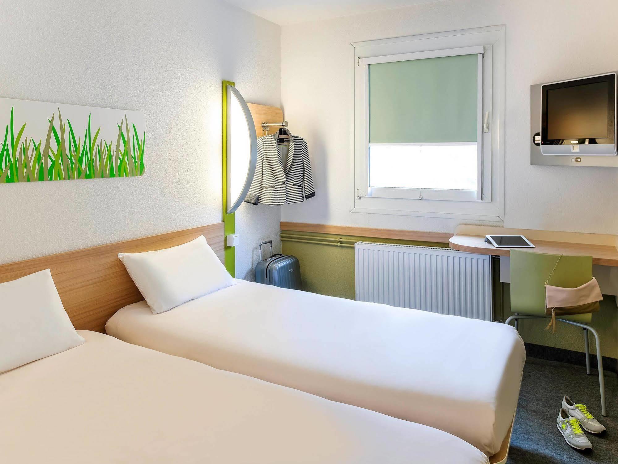 Ibis Budget Nanterre La Defense Esterno foto