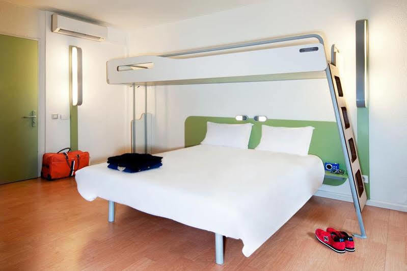 Ibis Budget Nanterre La Defense Esterno foto